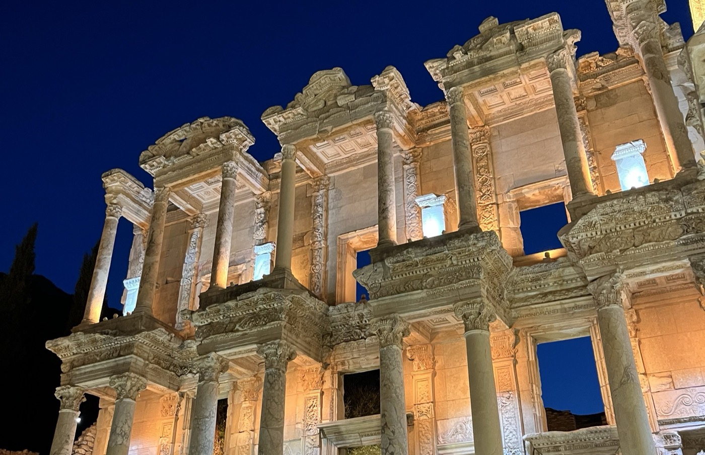 Efes Antik Kenti’nde gece aydınlatılmış Celsus Kütüphanesi
