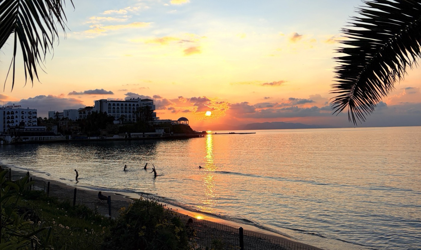 Kuşadası Kadınlar Denizi’nde gün batımı